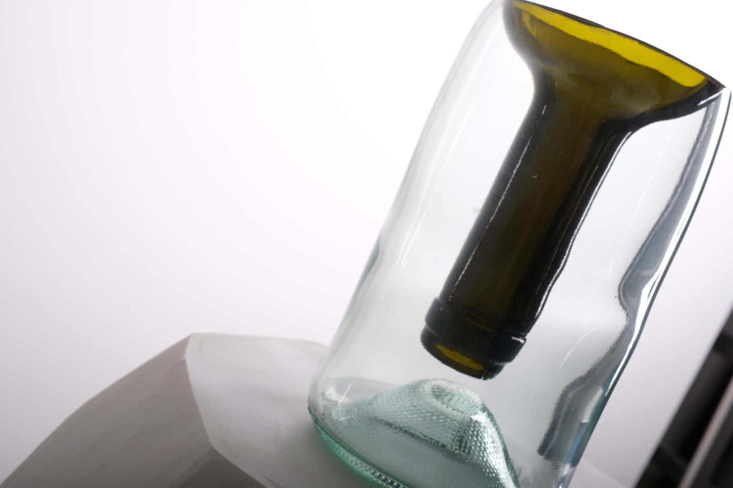vaso monofiore in vetro di riciclo realizzato da bottiglia di vino in due colori - profumatore per ambiente