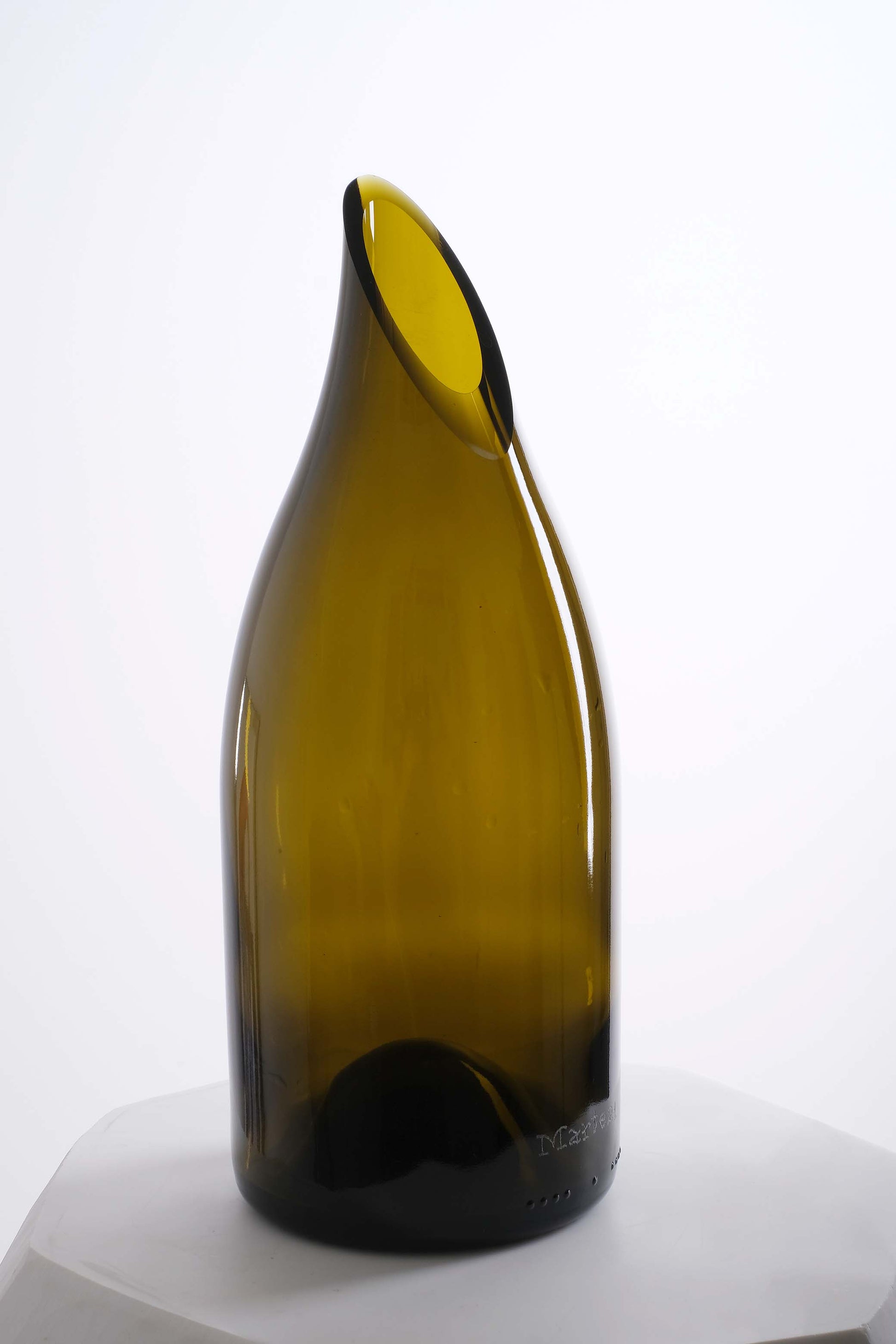 Caraffa in vetro di riciclo realizzata da una bottiglia di vino marrone