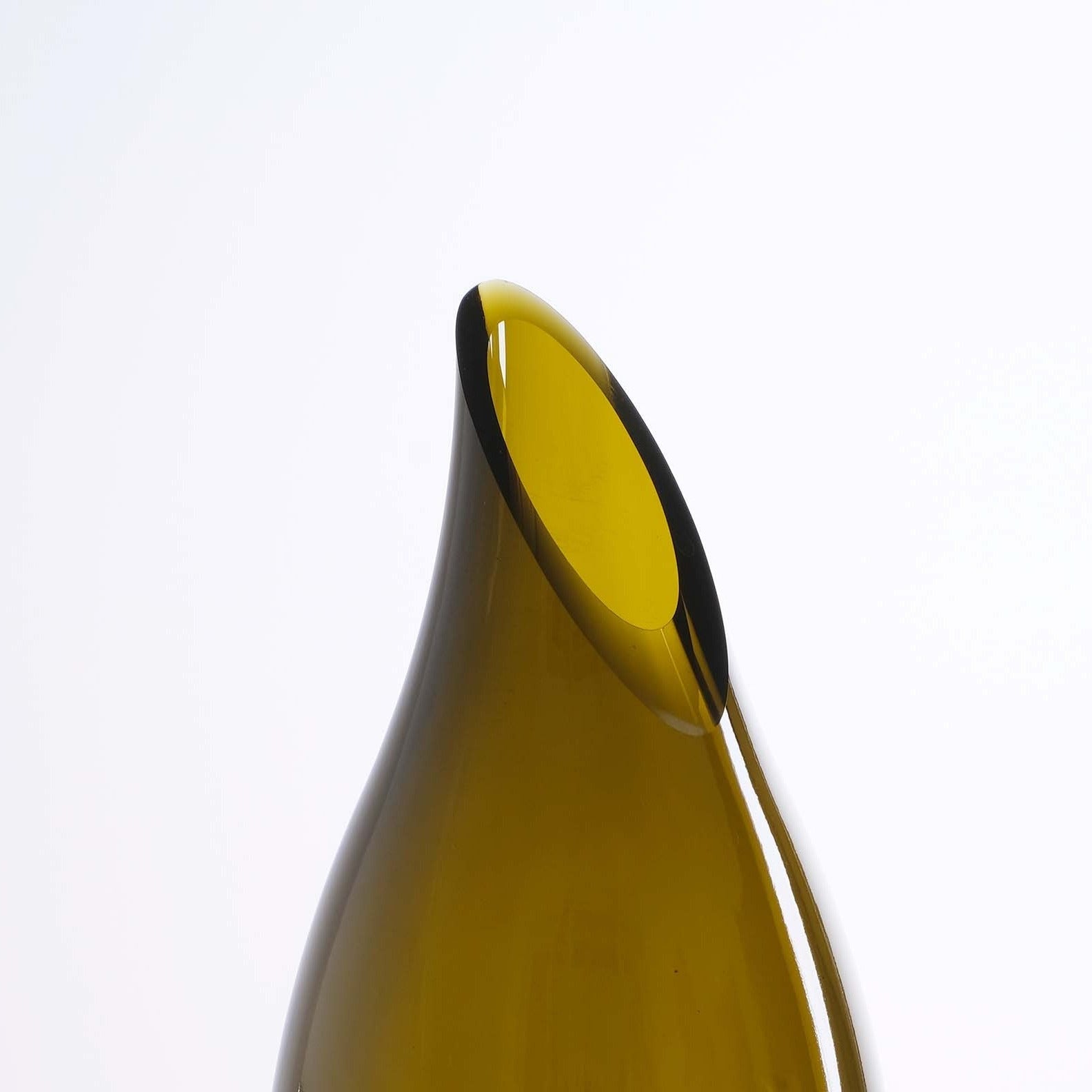 Caraffa in vetro di riciclo realizzata da una bottiglia di vino 