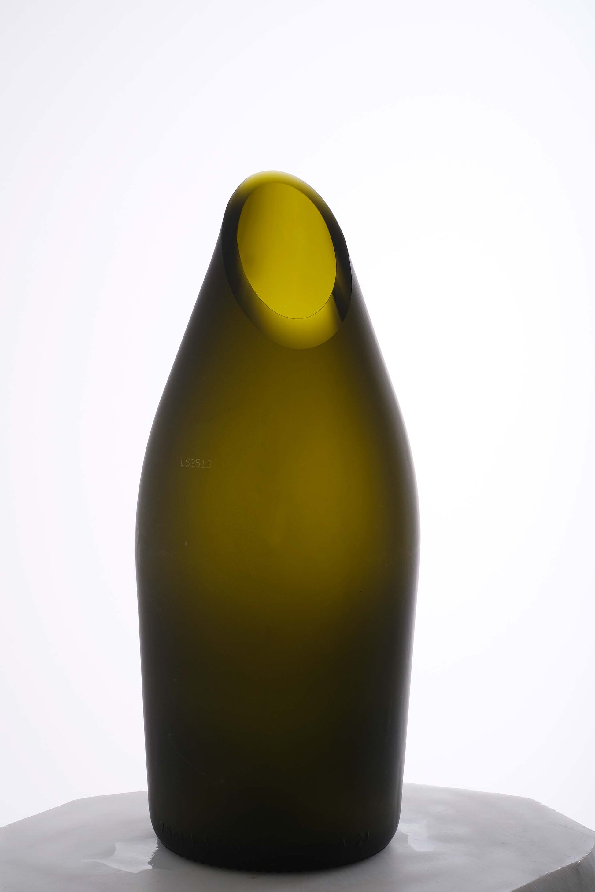 Caraffa in vetro di riciclo realizzata con una bottiglia di vino marrone