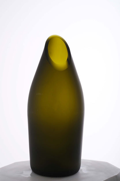 Caraffa in vetro di riciclo realizzata con una bottiglia di vino marrone