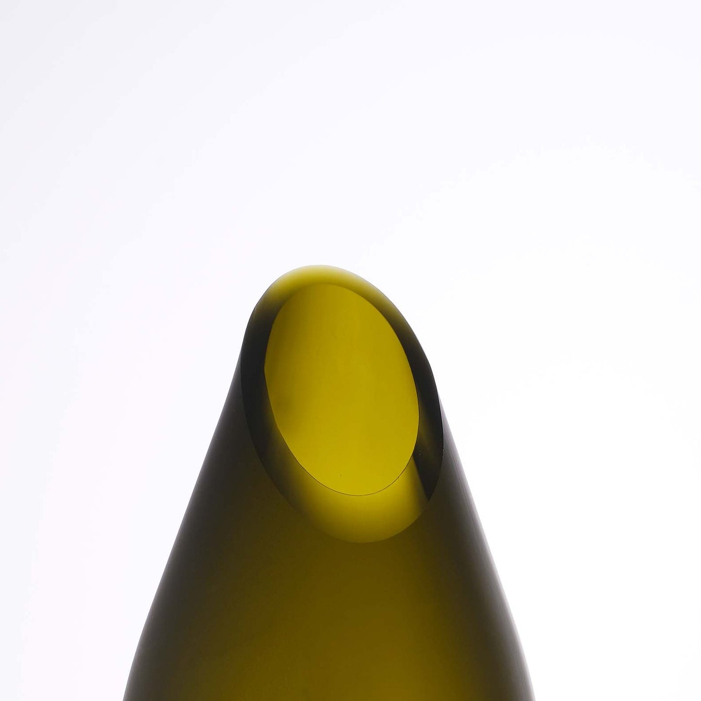 Caraffa in vetro di riciclo realizzata da una bottiglia di vino marrone