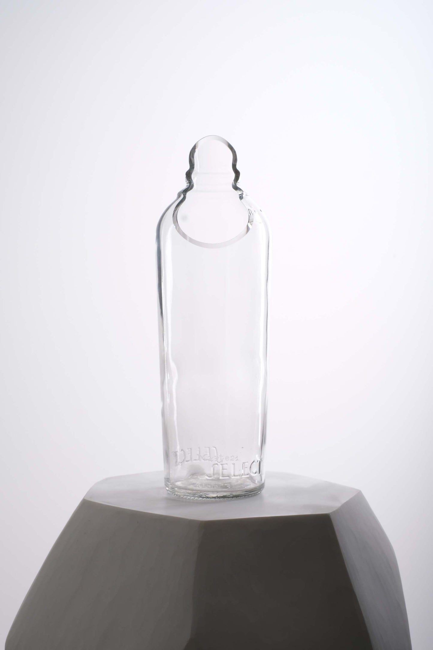 Caraffa in vetro di riciclo realizzata con una bottiglia di vino trasparente