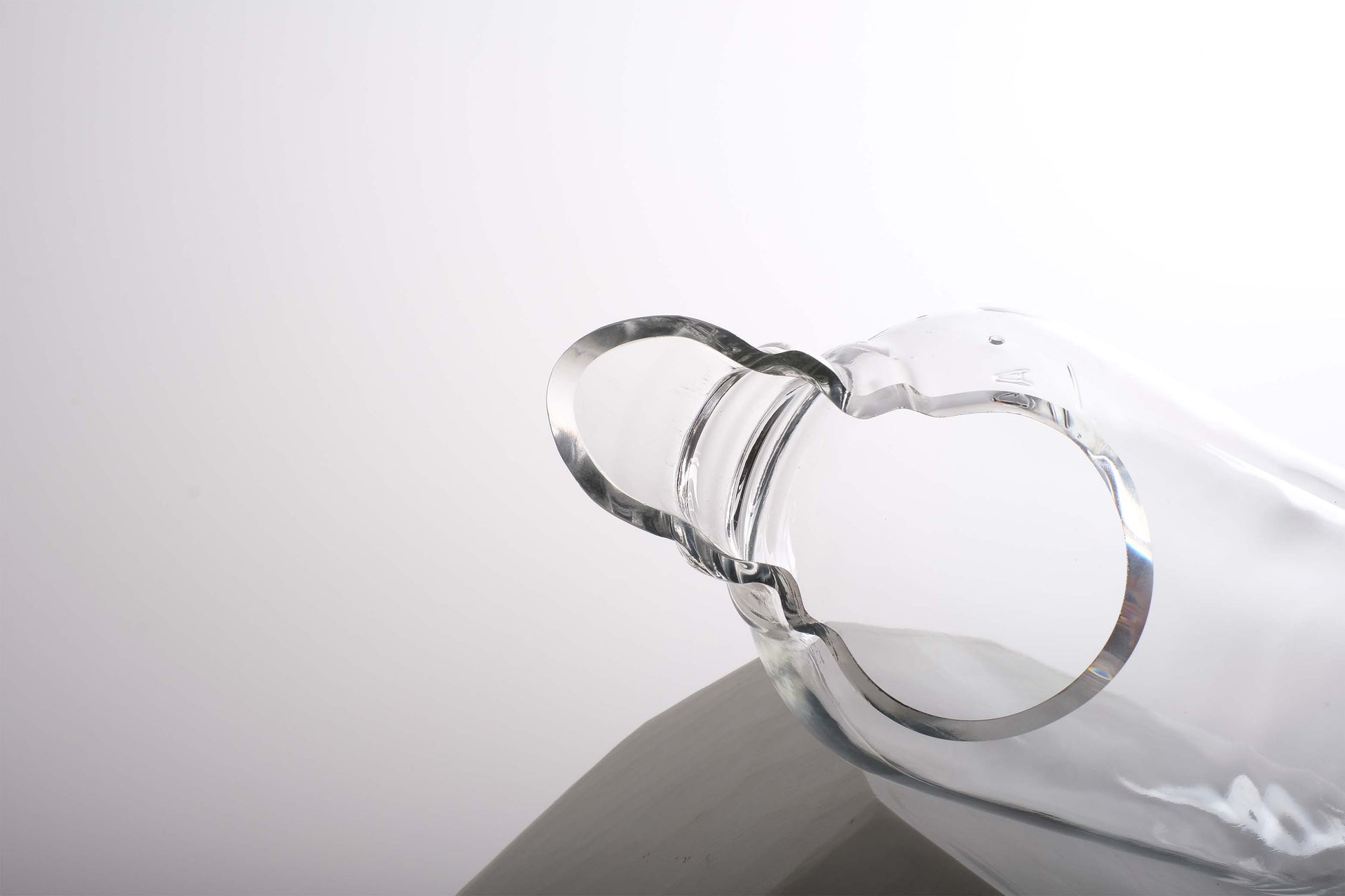 Caraffa in vetro di riciclo realizzata con una bottiglia di vino trasparente