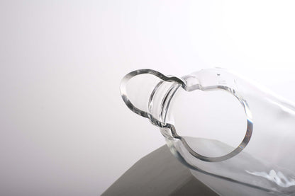 Caraffa in vetro di riciclo realizzata con una bottiglia di vino trasparente