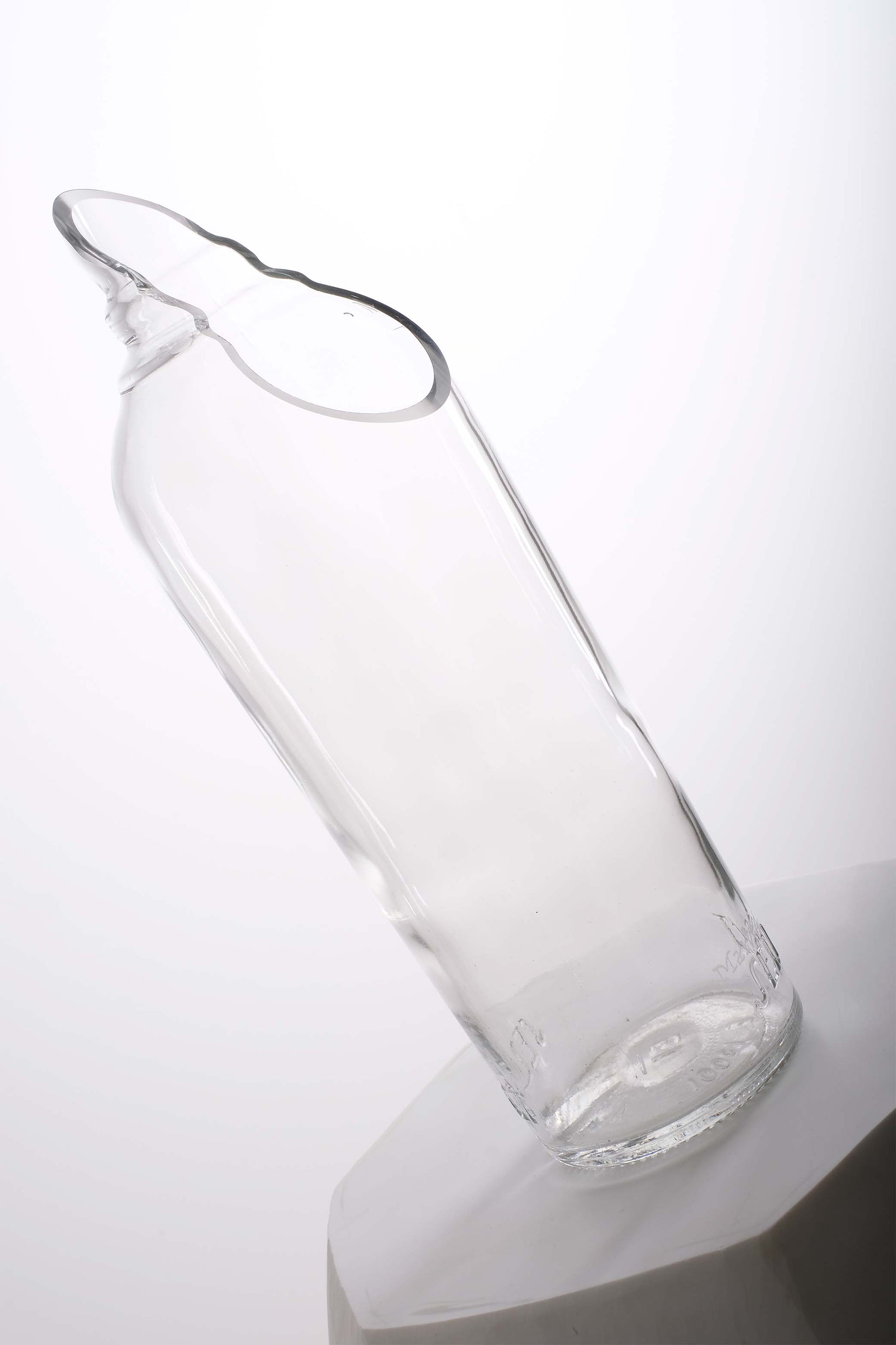 Caraffa in vetro di riciclo realizzata con una bottiglia di vino trasparente