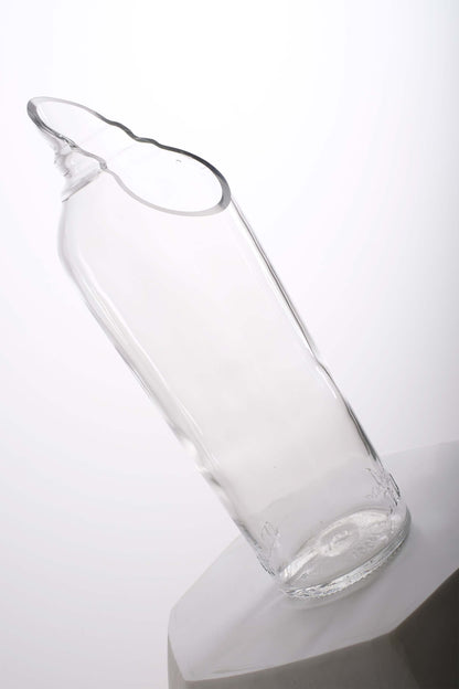Caraffa in vetro di riciclo realizzata con una bottiglia di vino trasparente