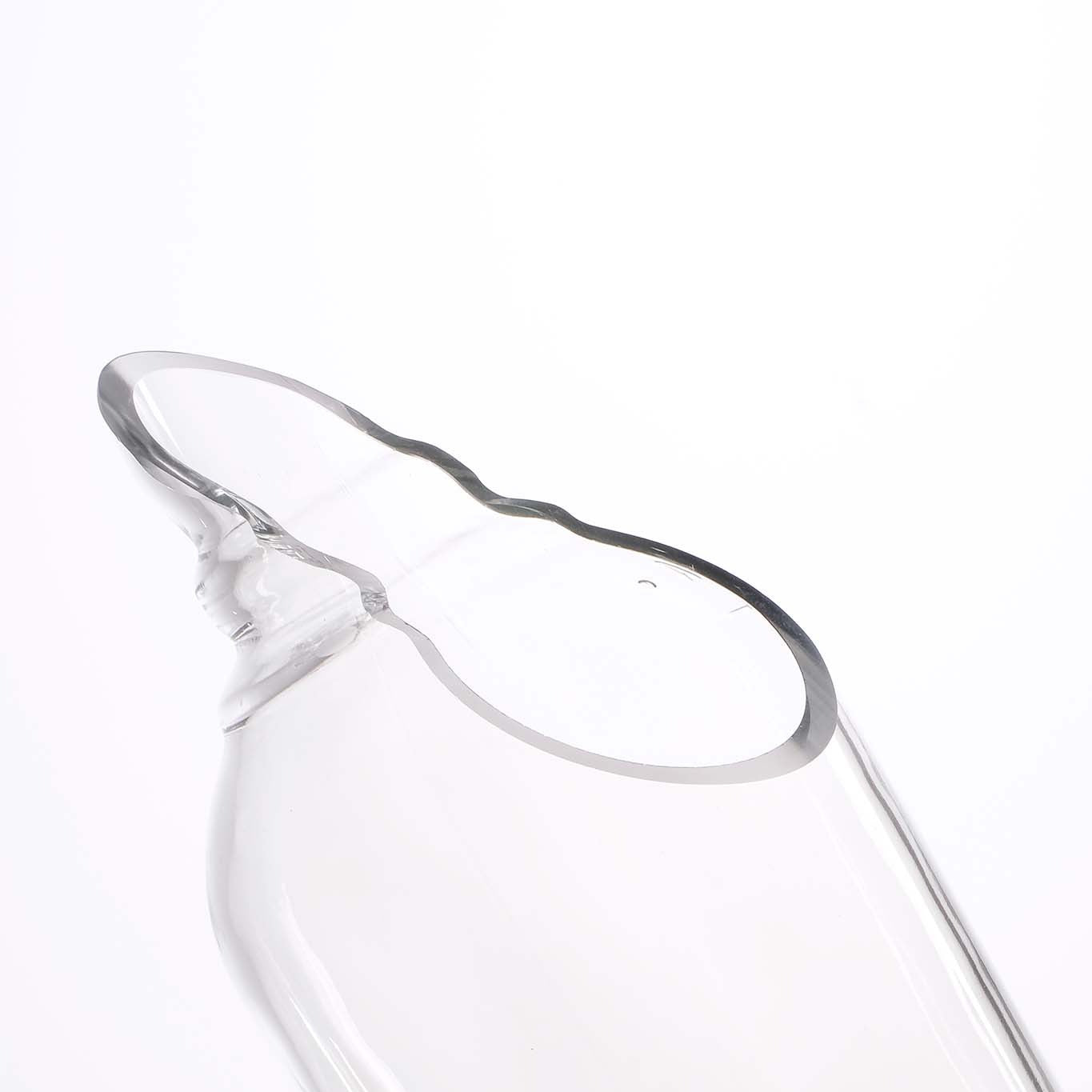 Caraffa in vetro di riciclo realizzata con una bottiglia di vino trasparente