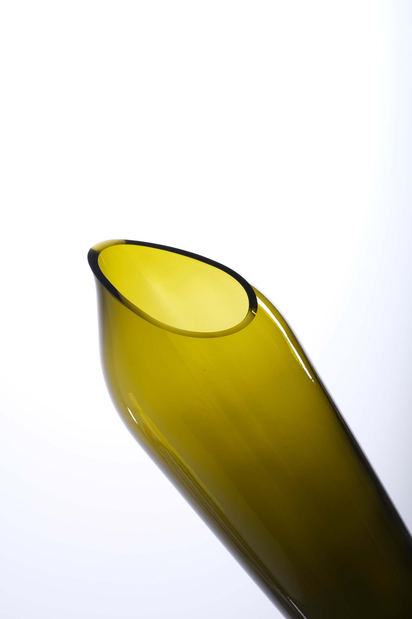 Caraffa in vetro di riciclo realizzata con una bottiglia di vino verde