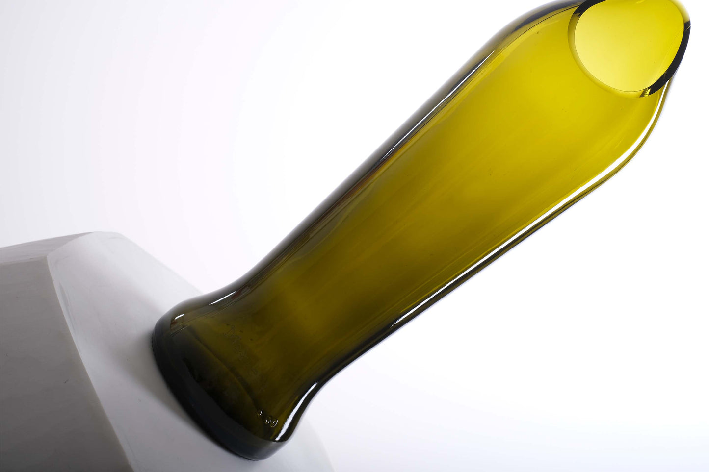Caraffa in vetro di riciclo realizzata con una bottiglia di vino verde