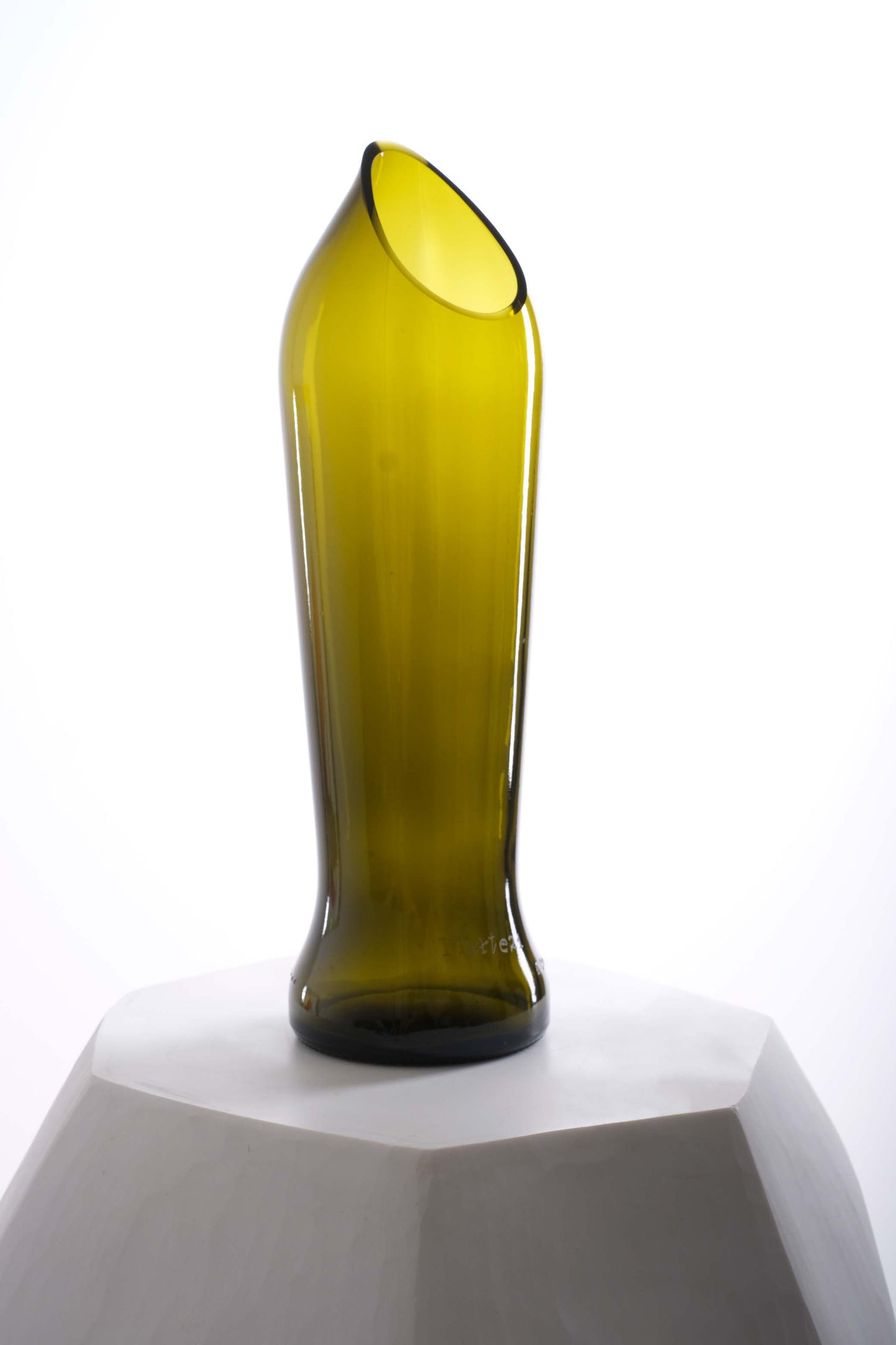 Caraffa in vetro di riciclo realizzata con una bottiglia di vino verde