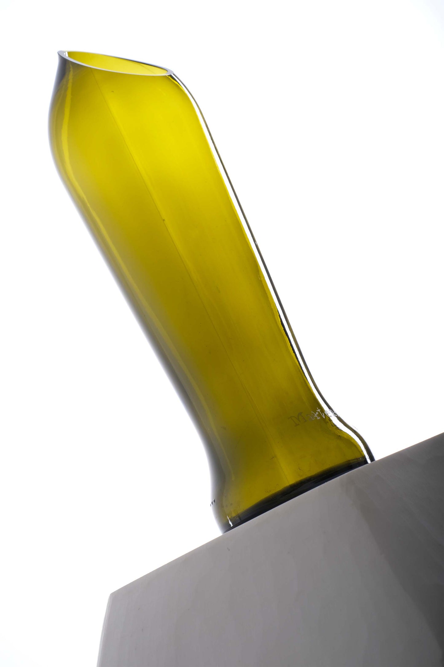 Caraffa in vetro di riciclo realizzata con una bottiglia di vino verde