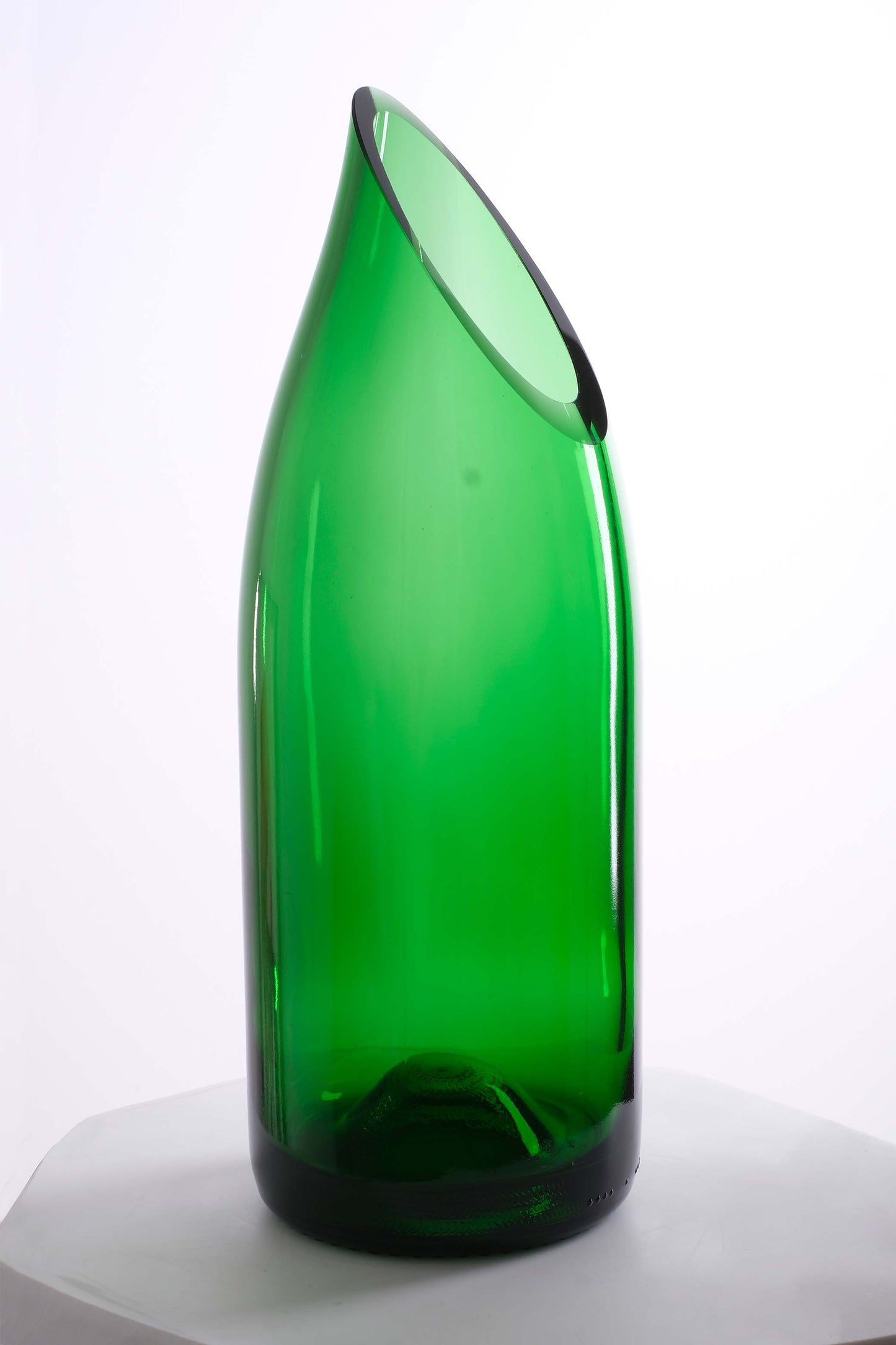 Caraffa in vetro di riciclo realizzata con una bottiglia di vino verde brillante