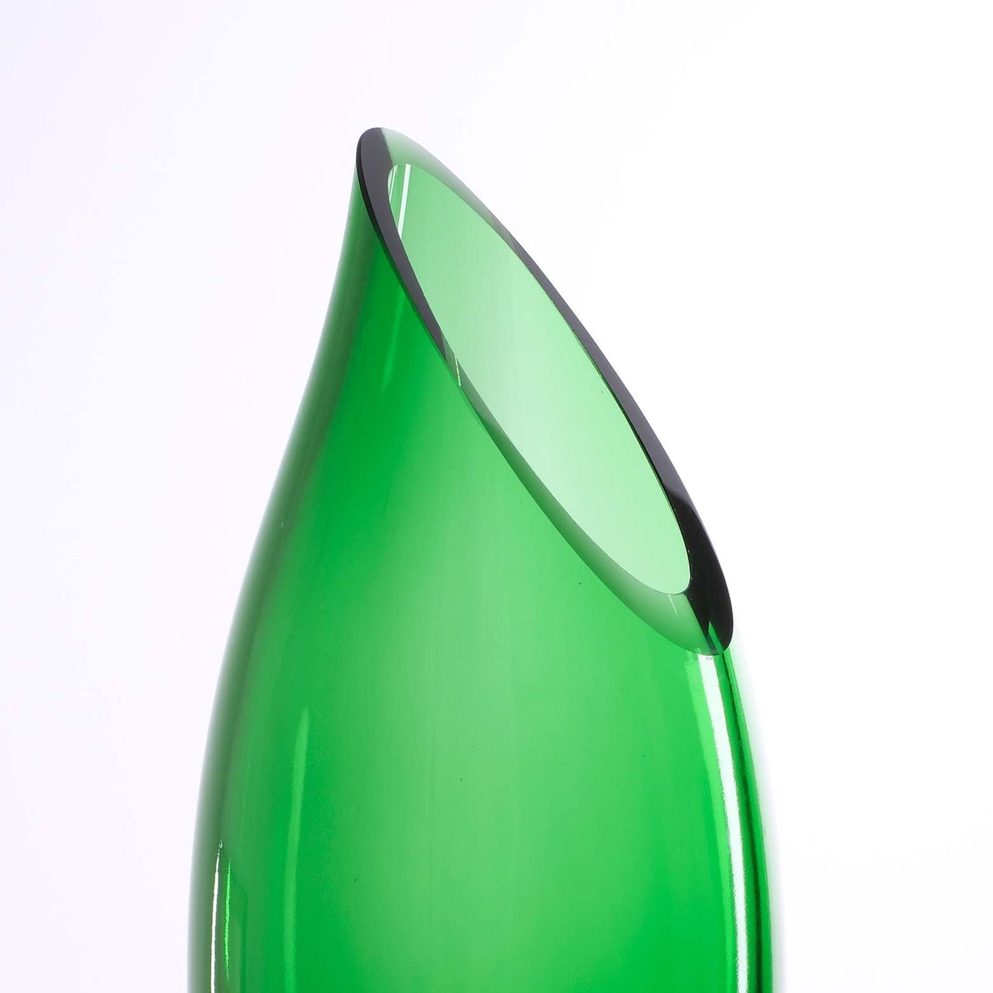 Caraffa in vetro di riciclo realizzata con una bottiglia di vino verde brillante