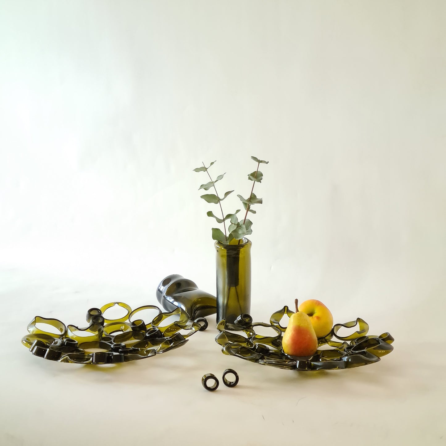 Porta frutta in vetro di riciclo realizzato con bottiglie di vino tagliate in sezione