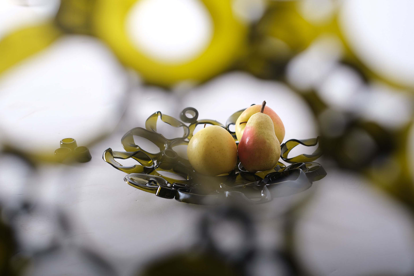 Porta frutta in vetro di riciclo realizzato con bottiglie di vino tagliate in sezione