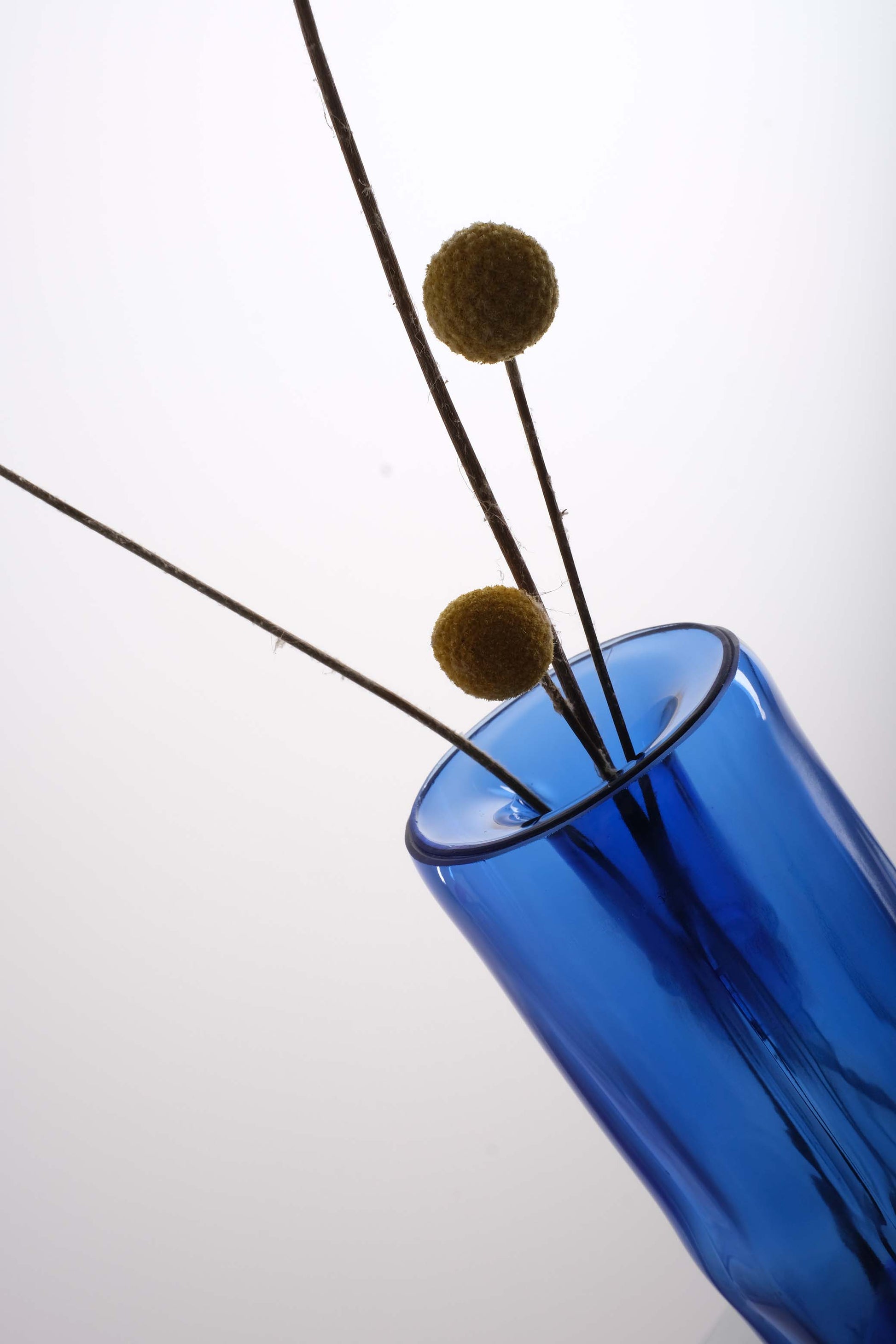 vaso monofiore in vetro di riciclo realizzata da bottiglia di vino blu - profumatore per ambiente