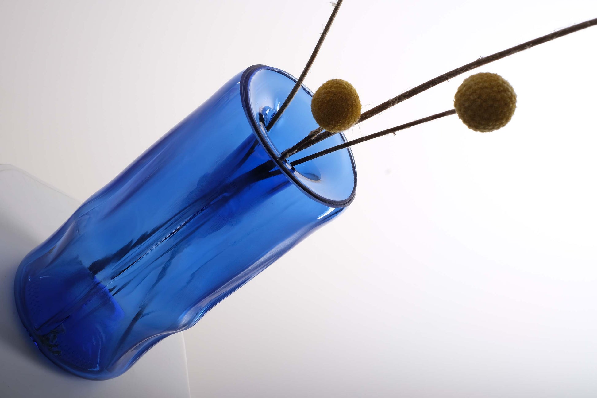 vaso monofiore in vetro di riciclo realizzata da bottiglia di vino blu - profumatore per ambiente