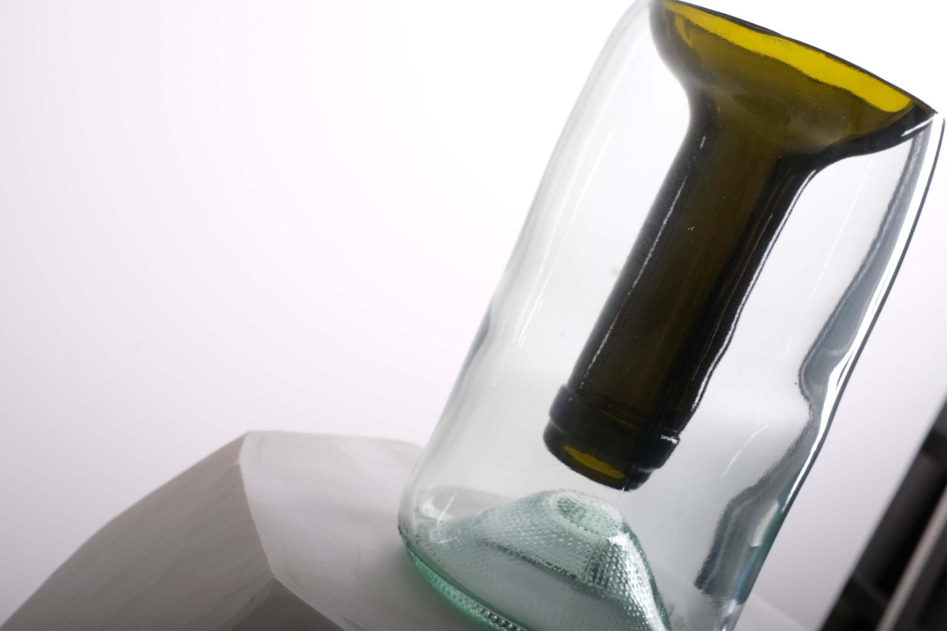 vaso monofiore in vetro di riciclo realizzato da bottiglia di vino  in due colori - profumatore per ambiente