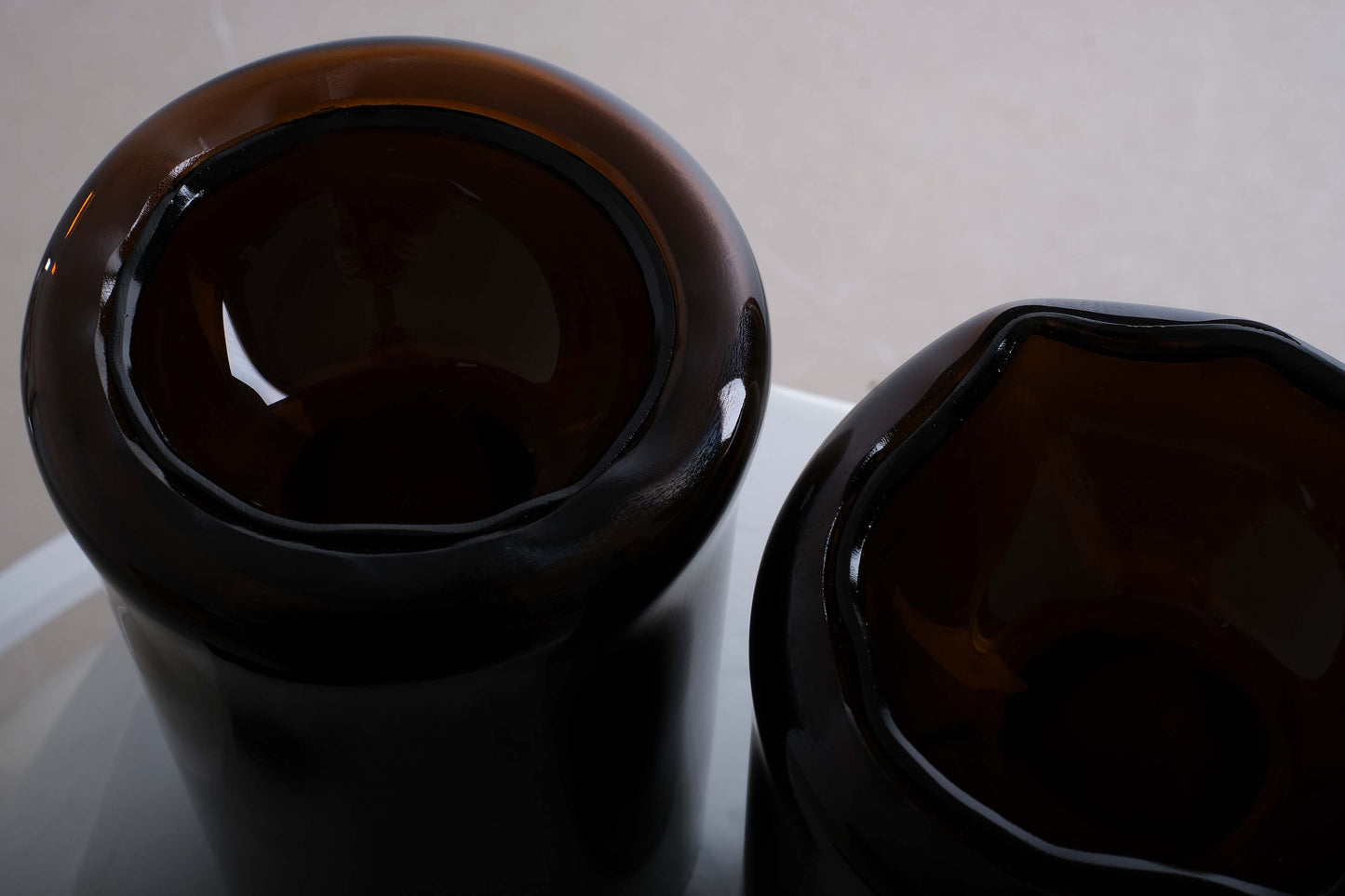 vaso monofiore in vetro di riciclo realizzata da bottiglia di vino marrone - profumatore per ambiente