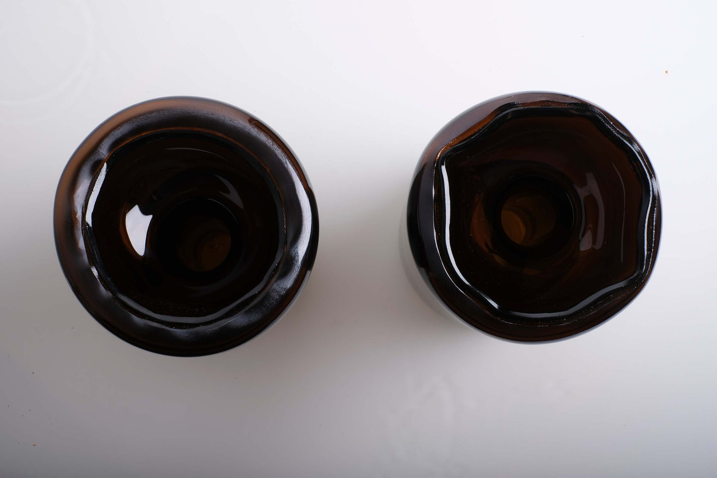 vaso monofiore in vetro di riciclo realizzata da bottiglia di vino marrone - profumatore per ambiente