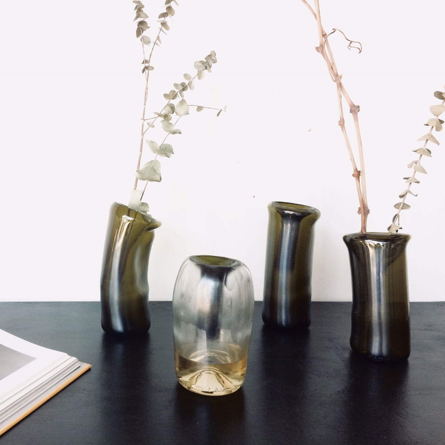 vaso monofiore in vetro di riciclo realizzato da bottiglia di vino  verde - profumatore per ambiente - diffusore di essenze
