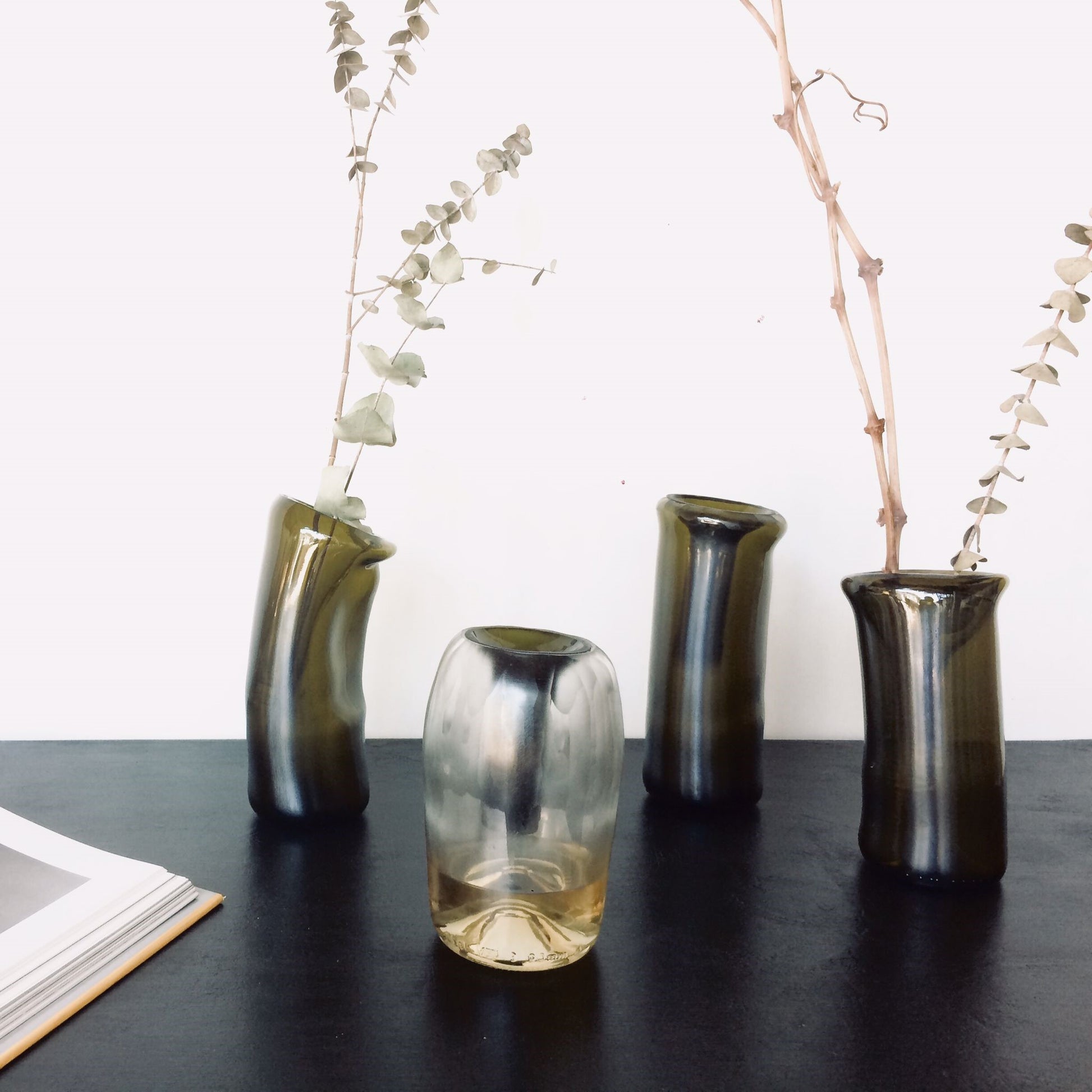 vaso monofiore in vetro di riciclo realizzato da bottiglia di vino  verde - profumatore per ambiente - diffusore di essenze